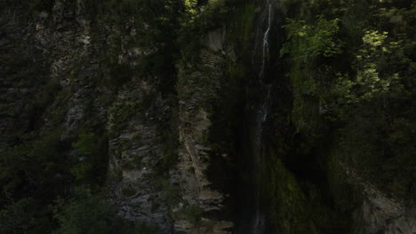 Antena-Acercándose-A-Un-Río-Que-Fluye-En-Montañas-Rocosas-Escarpadas-En-El-Parque-Borjomi,-Georgia