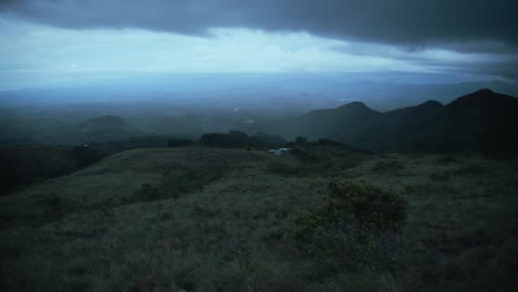 Dunkle-Wolken-Ziehen-über-Der-Landschaft-In-Panama-Auf