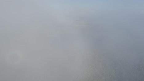 Luftaufnahme-Des-Lake-Eacham-An-Einem-Nebligen-Tag-In-Atherton-Tableland,-Queensland,-Australien---Drohnenaufnahme
