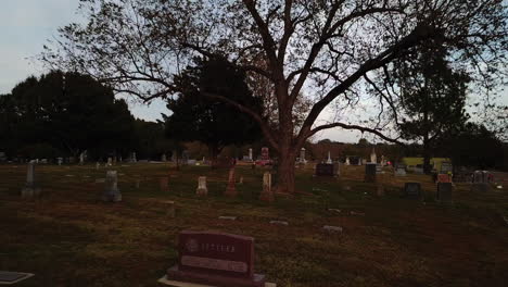 Luftdrohne,-Die-Sich-Während-Der-Abendzeit-Rückwärts-über-Einen-Friedhof-In-Tulsa,-Georgia,-Bewegt