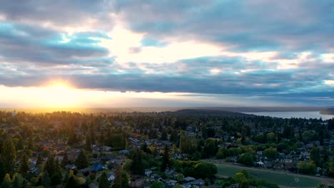 Bewölkter-Sonnenunterganghimmel-über-Puget-Sound-In-Tacoma,-Washington-Mit-Goldener-Sonne,-Die-Im-Hintergrund-Untergeht
