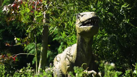 El-Modelo-De-Dinosaurio-Reptil-Con-La-Boca-Y-La-Cabeza-En-Movimiento-Se-Esconde-Debajo-De-Un-Arbusto-En-Busca-De-Su-Presa-Aterradora