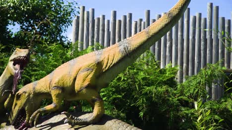 Gewalttätige-Dinosaurier-Reptilien-Hinter-Dem-Zaun-Fressen-Tagsüber-Ihre-Beute-Sonnige-Uralte-Tiergeschichte