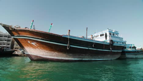 Pasando-Por-Un-Barco-De-Transporte-De-Madera-Tradicional,-Puerto-De-Dubai-Creek