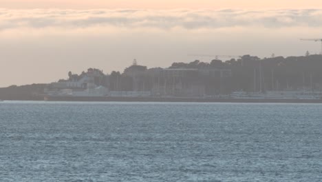 Zoom-In-Marine-Hafen-Von-Cascais,-Voller-Boote,-An-Der-Küste-Des-Atlantiks-Mit-Einigen-Sich-überziehenden-Wolken,-In-Der-Bucht-Von-Cascais,-Portugal