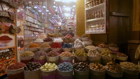 Bunte-Gewürze-Auf-Dem-Traditionellen-Arabischen-Markt,-Rückwärts-Bewegend