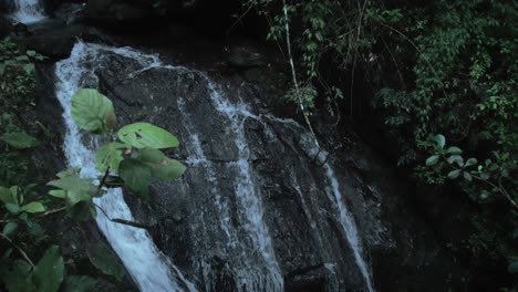 Kaskaden-Von-Wasserfällen-Fallen-In-Einen-Teich
