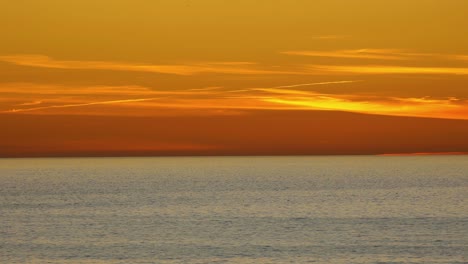 Majestätischer-Zeitraffer-Des-Sonnenuntergangs-Mit-Orangefarbenem-Himmel