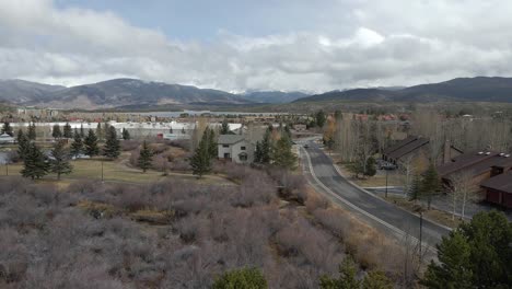 Aerial-dolly-shot-above-a-neighborhood-with-Lake-Dillon-in-the-distance