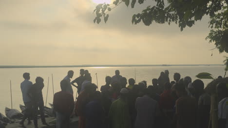 Fischmarkt-Am-Flussufer-Von-Bangladesch-Und-Menschen,-Die-Sich-Versammeln-4k-Silhouette-422-10-Bit-Filmmaterial