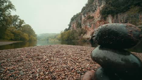 Un-Kern-Al-Borde-De-Un-Río-Como-Una-Escultura-En-Otoño,-En-El-Río-Dordogne-De-Francia