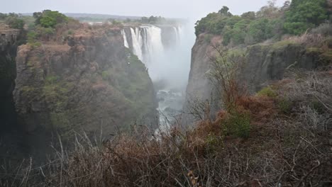 Victoria-Falls-Wasserfälle-Touristenattraktion,-Links-Nach-Rechts-Von-Den-Vollen-Wasserfall-Und-Schlucht