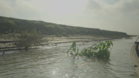 Flussfluss-Bewegender-Schuss-Vom-Boot-10-Bit-422-4k-Flusserosion-In-Bangladesch