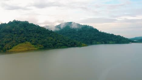Montañas-Con-Exuberante-Selva-Tropical-En-Un-Lago-Idílico-Cerca-De-Semenyih-En-Selangor,-Malasia