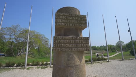 Estatua-Conmemorativa-En-El-Sitio-De-Aterrizaje-Del-Día-D-Del-Puente-Pegasus-A-Lo-Largo-Del-Río-Caan-En-El-Puente-Pegasus-Normandía,-Francia