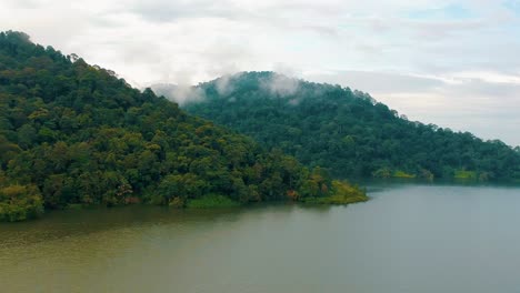 Pintoresco-De-Un-Lago-Con-Montañas-De-Selva-Tropical-En-Semenyih,-Distrito-De-Hulu-Langat-En-El-Sureste-De-Selangor,-Malasia