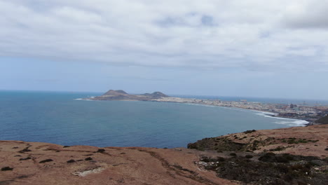 Fantastische-Luftaufnahme-Auf-Einem-Berg-Und-Wo-Sie-Einen-Panoramablick-Auf-Die-Stadt-Las-Palmas-Und-Den-Strand-Von-Las-Canteras-Haben
