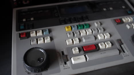 Un-Controlador-De-Consola-De-Edición-De-Video-De-Transmisión-Retro
