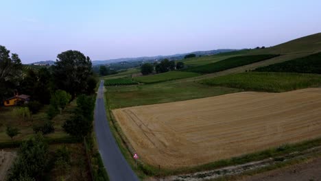 Drohne-Steigt-Hoch-Auf-Und-Enthüllt-Die-Weinberge-Von-Castagnole-Delle-Lanze-Im-Piemont,-Italien