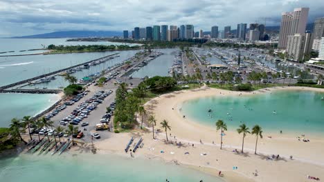 Luftaufnahme-Des-Hafens-Von-Ala-Moana-In-Honolulu-Hawaii-Mit-Skyline-Im-Hintergrund