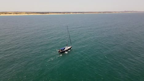 Una-Foto-De-Un-Dron-De-Un-Barco-Navegando-Frente-A-La-Costa-En-4k