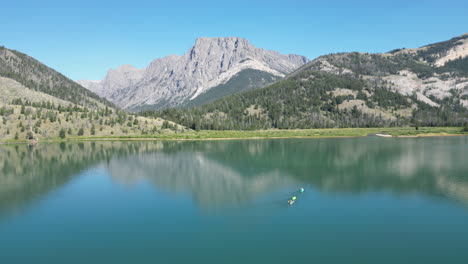 Gente-Haciendo-Kayak-En-Las-Tranquilas-Aguas-De-Los-Lagos-De-Río-Verde-Con-Vistas-Panorámicas-A-Las-Montañas-En-Wyoming,-Ee.uu.