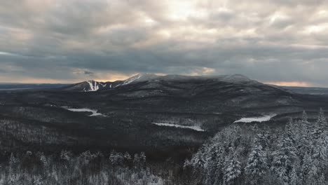 Sonnenuntergang-über-Bergen-Und-Wäldern-Im-Winter