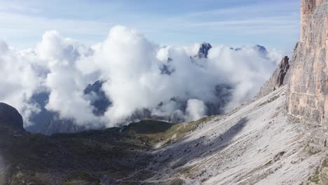 Antena-De-Las-Impresionantes-Montañas-Tre-Cime-Di-Lavaredo-Con-Nubes-Bajas