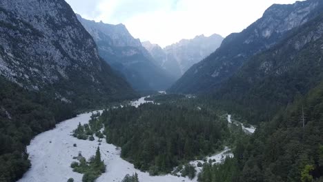 Schönheit-Des-Dolomitentals-Mit-Zugefrorenem-Fluss-Und-Wald,-Luftbild