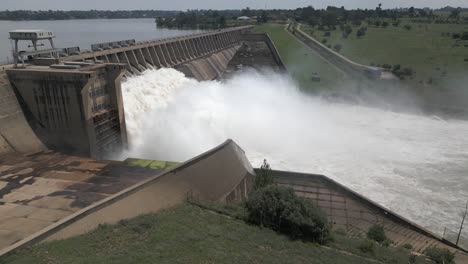 El-Agua-Se-Libera-De-La-Represa-De-Energía-Del-Embalse-De-Inundación-En-S-áfrica