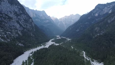 Größe-Der-Dolomiten-Gebirgskette,-Luftfliegen-Vorwärtsansicht