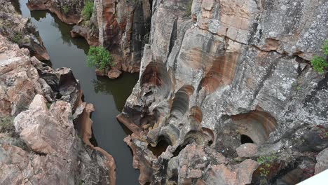 Langsames-Panorama-Einer-Schlucht-Im-Geologischen-Wunder-Von-Bourke&#39;s-Luck,-Südafrika