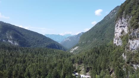 Dolomiten-Berglandschaft-Mit-Dichtem-Wald-Bedeckt,-Luftdrohnenansicht