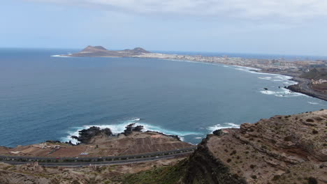Wunderbare-Luftaufnahme-Auf-Einem-Berg-Und-Wo-Sie-Einen-Panoramablick-Auf-Die-Stadt-Las-Palmas-Und-Den-Strand-Von-Las-Canteras-Haben