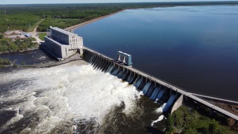 Agua-Corriendo-En-Una-Represa-Hidroeléctrica-De-Agua-Activa-Durante-El-Verano