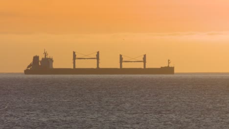 Frachtschiff-Auf-Sonnenuntergang-Silhouette
