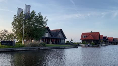 Ruhige-Landschaft-Und-Villen-Des-Ferienparks-Waterstaete-Ossenzijl-In-Den-Niederlanden---Pov