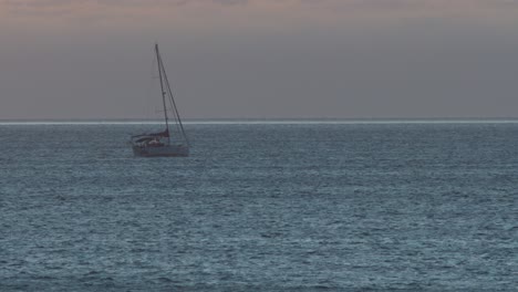 Weitblick-Segelboote-Und-Yachtmeer-Im-Abendsonnenlicht-Oder-Sonnenaufgang-über-Der-Wunderschönen-Gebirgsküste,-Luxuriöses-Sommerabenteuer,-Aktivurlaub-Im-Atlantik,-Portugal