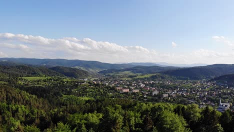 Panorama-Aéreo-Del-Municipio-Balneario-De-Krynica-Zdroj-En-El-Sur-De-Polonia-El-Día-De-Verano