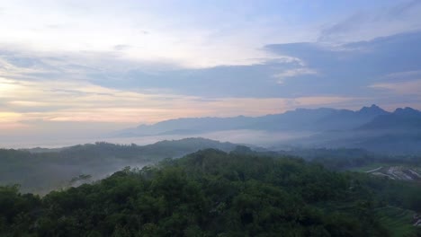 Wunderschöner-Drohnenflug-über-Wald-Und-Hügel,-Bedeckt-Mit-Mystischem-Nebel-Am-Morgen---Epische-Naturaufnahmen-Asiens