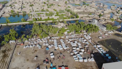 Vista-Aérea-De-Campamentos-Improvisados-Para-Víctimas-De-Inundaciones-En-Maher,-Sindh