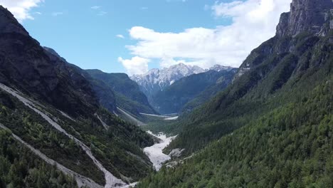 Majestuoso-Valle-Forestal-De-Los-Alpes,-Drone-Aéreo-Vuela-Hacia-Atrás-Vista