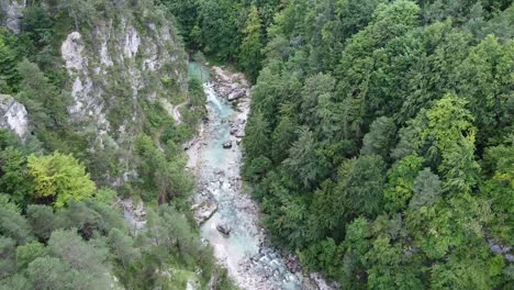 Mächtiger-Bergfluss,-Umgeben-Von-Dichtem-Wald-In-Dolomiten,-Luftbild