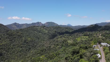 Impresionante-Vista-De-Una-Cordillera-Con-Abundante-Vegetación
