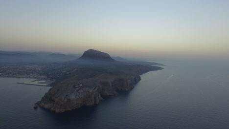 Vista-Aérea-De-La-Niebla-Brumosa-De-Ajuste-Bajo-En-La-Isla-En-El-Mar-Mediterráneo
