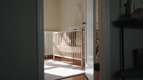 Aufnahme-Eines-Babybetts-Von-Außerhalb-Des-Kinderzimmers-In-Einem-Haus