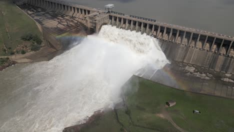 Hydroelektrischer-Damm,-Der-Hochwasser-Freisetzt,-Bildet-Einen-Bunten-Regenbogen