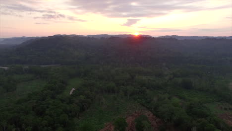 Sonnenaufgang-Am-Horizont-über-Dem-Amazonas-Regenwald