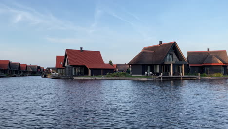 Bungalows-Im-Ferienpark-Auf-Ossenzijl-In-Overijssel-In-Der-Nähe-Des-Nationalparks-Weerribben-Wieden,-Niederlande