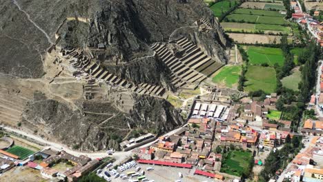Neigende-Luftaufnahme-Des-Ollantaytambo-Heiligtums-In-Peru
